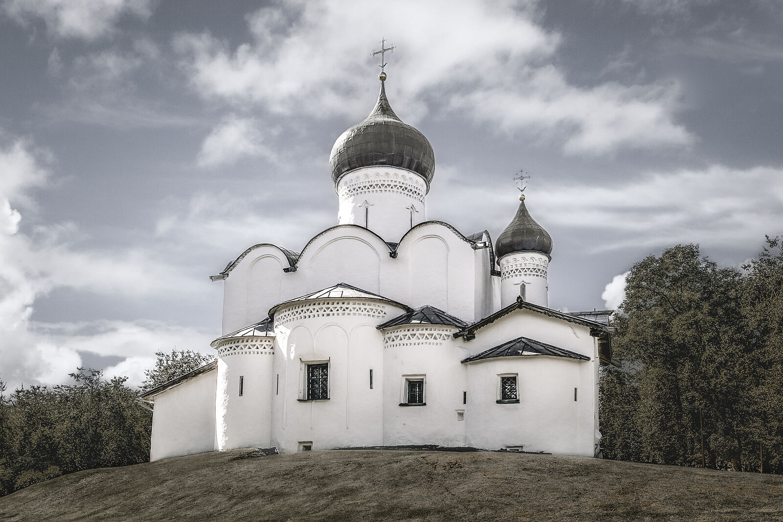 Аркадий Захаров фотография. Архитектура псковских церквей. Церковь Василия Великого на Горке 1413 г., XVI–XVIII вв.