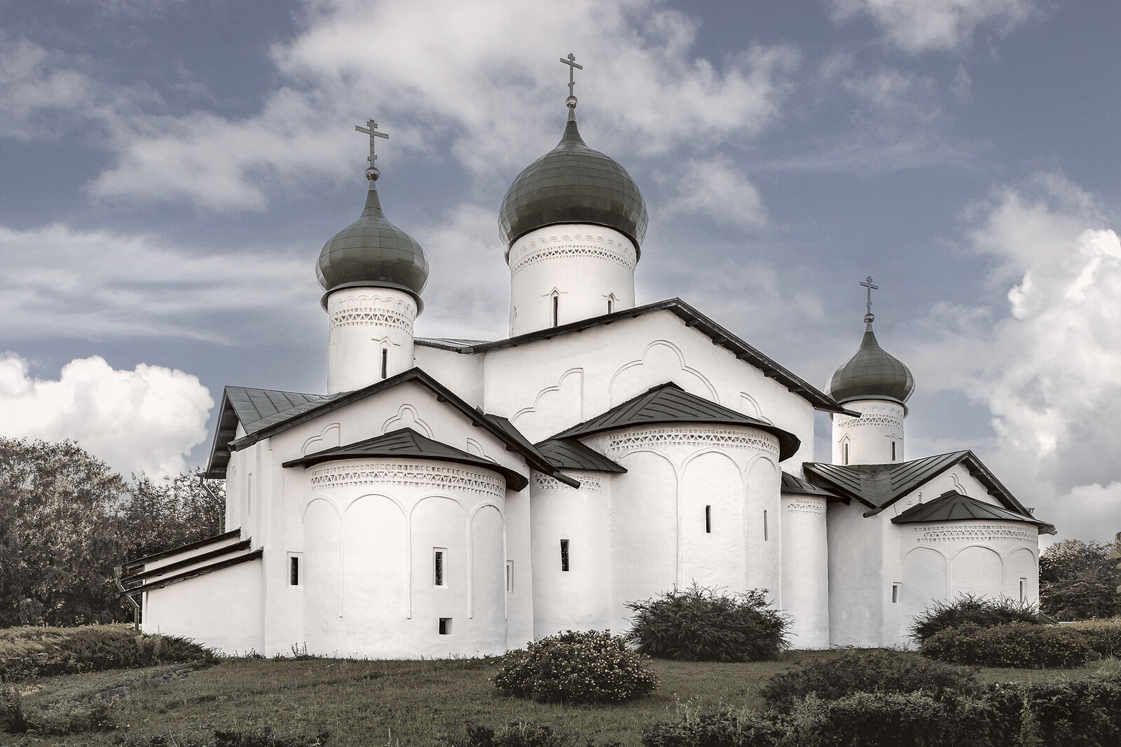 Аркадий Захаров фотография. Архитектура псковских церквей. Церковь Богоявления с Запсковья 1496 г.–XIX в.