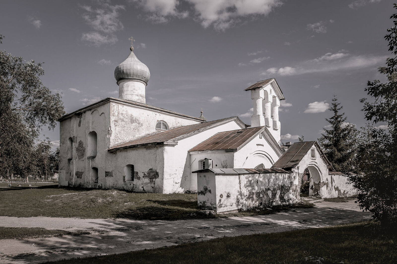 Аркадий Захаров фотография. Архитектура псковских церквей. Церковь Спаса Нерукотворного Образа с Жабьей Лавицы