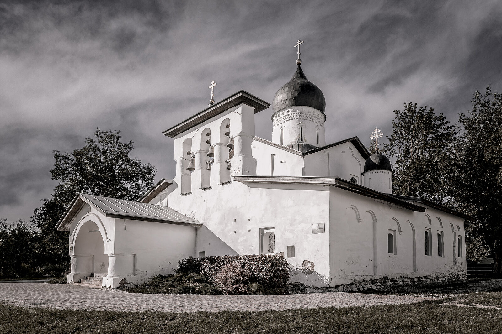 Аркадий Захаров фотография. Архитектура псковских церквей. Церковь Воскресения Христова со Стадища