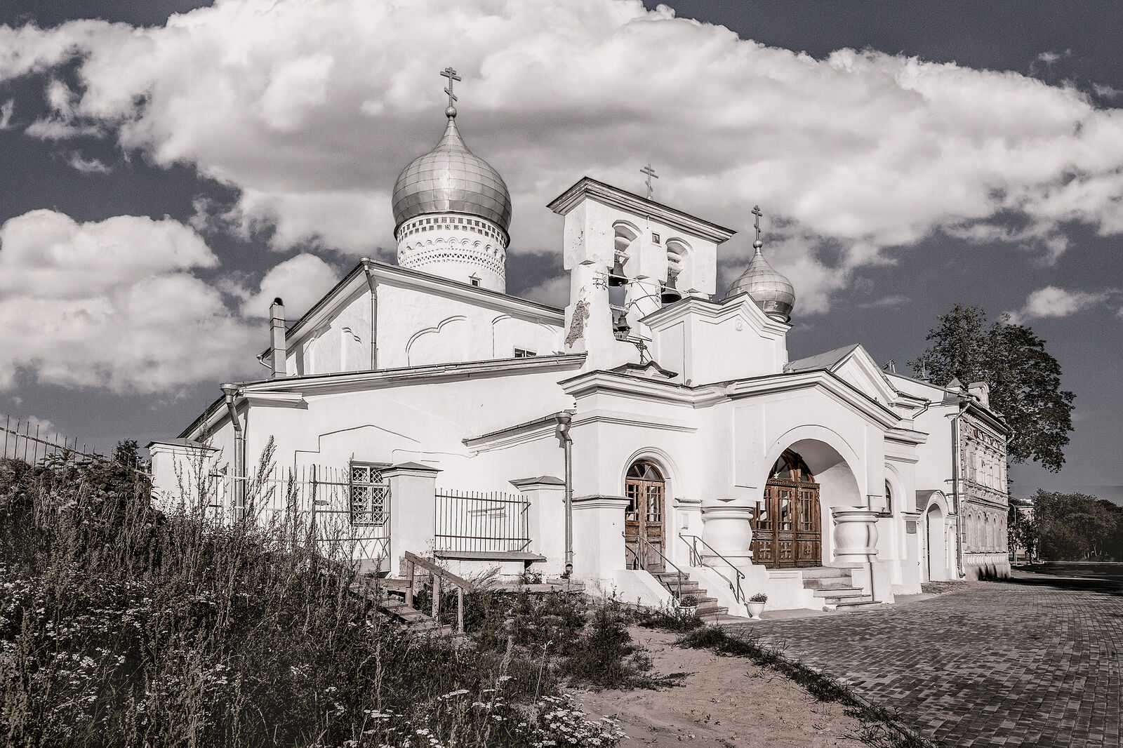 Аркадий Захаров фотография. Архитектура псковских церквей. Церковь Варлаама Хутынского на Званице