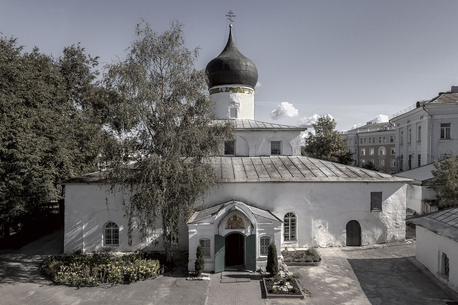 Аркадий Захаров фотография. Архитектура псковских церквей. Церковь Михаила и Гавриила Архангелов 1339 г.–XVII в.