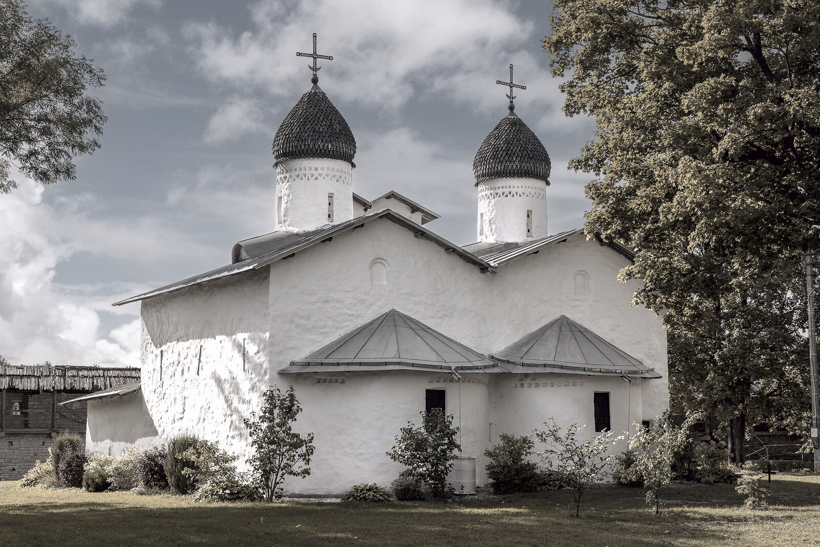 Аркадий Захаров фотография. Архитектура псковских церквей. Церковь Покрова и Рождества Богородицы от Пролома XIV-XVI вв.