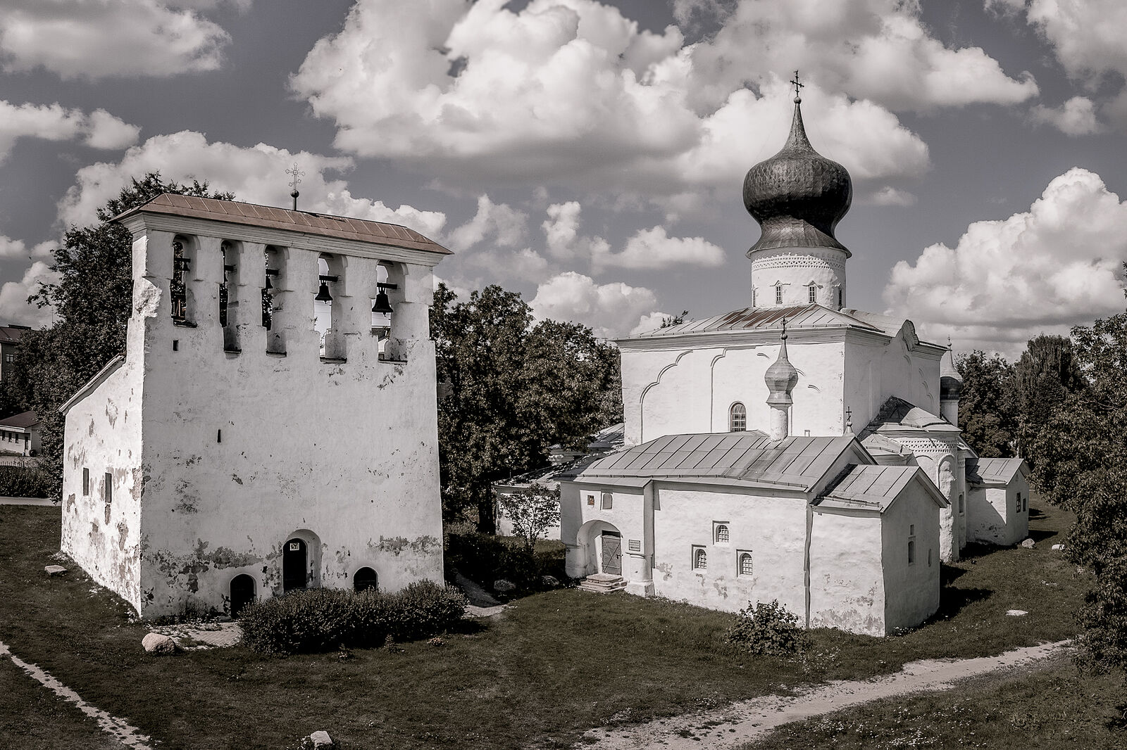 Аркадий Захаров фотография. Архитектура псковских церквей. Церковь Успения с Пароменья
