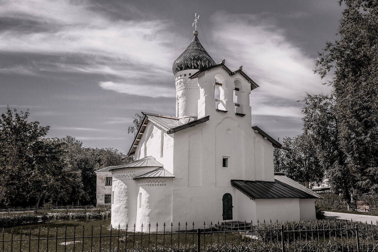 Аркадий Захаров фотография. Архитектура псковских церквей. Церковь Сергия Радонежского с Залужья