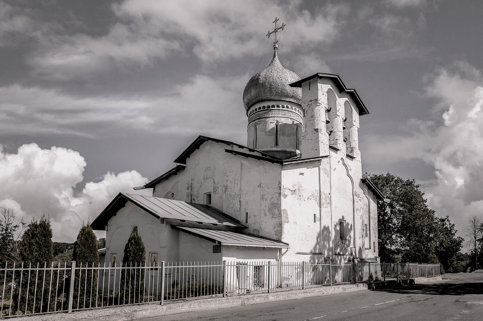 Аркадий Захаров фотография. Архитектура псковских церквей. Церковь Петра и Павла с Буя
