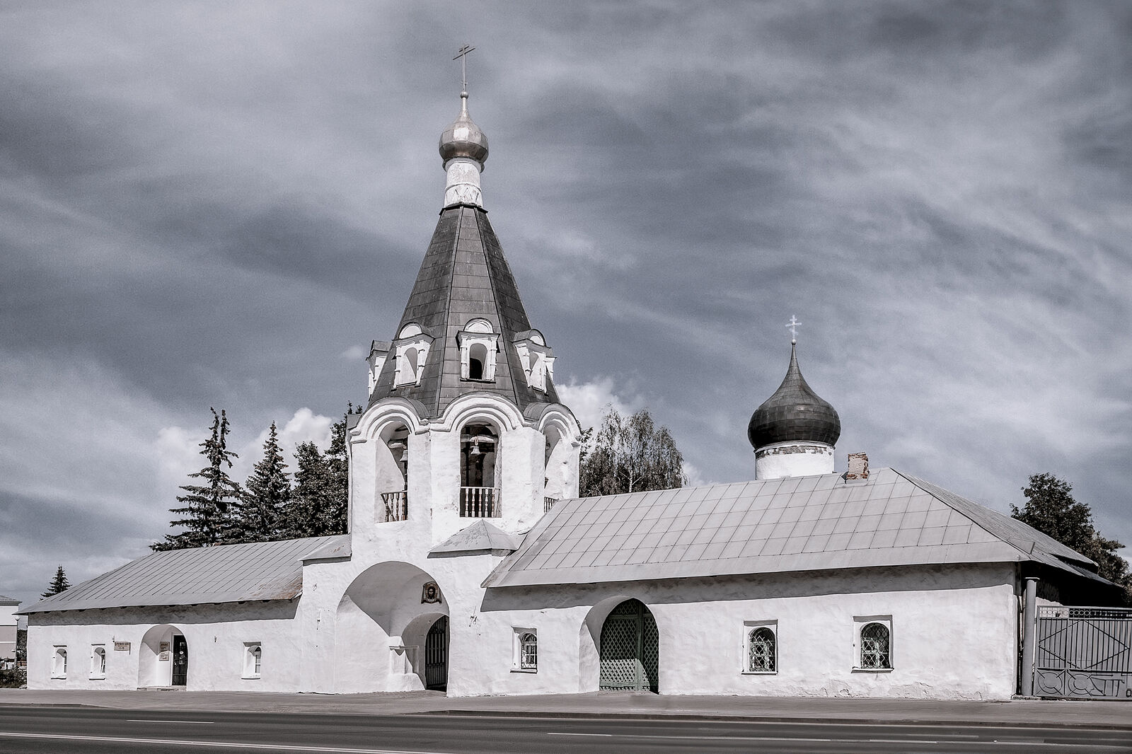 Аркадий Захаров фотография. Архитектура псковских церквей. Колокольня церкви Михаила и Гавриила Архангелов XVII в.
